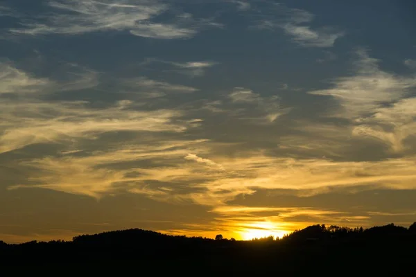 Solnedgång Över Himlen Med Moln Bakgrunden — Stockfoto