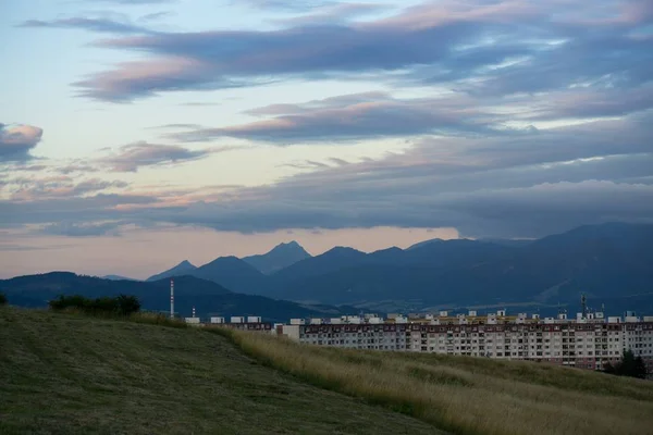 Ηλιοβασίλεμα Στους Λόφους Και Την Πόλη Σλοβακία — Φωτογραφία Αρχείου