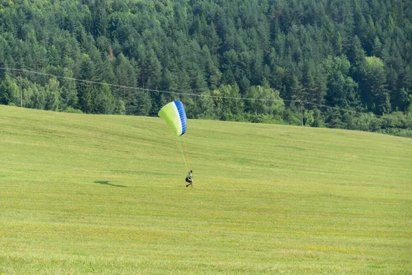 Paraglider Letící Vzduchu Během Barevného Západu Slunce Slovensko — Stock fotografie