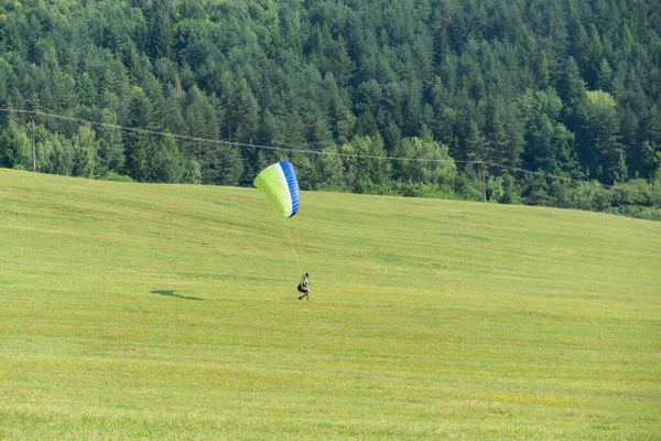 Parapendio Che Vola Aria Durante Tramonto Colorato Slovacchia — Foto Stock