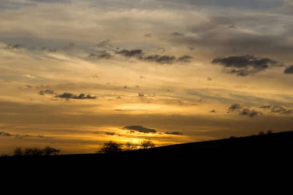 山の空の夕日 夕方のショット — ストック写真
