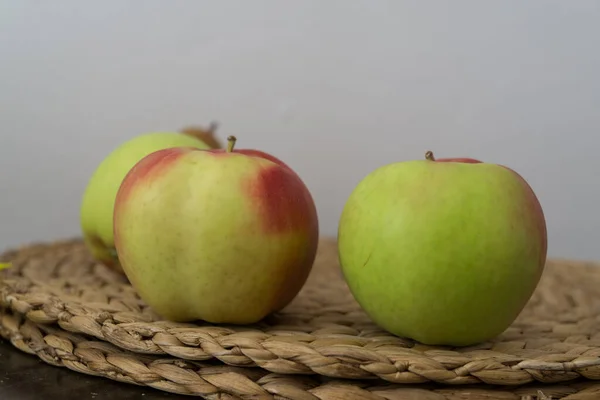 Čerstvá Zelená Jablka Proutěném Podloží — Stock fotografie