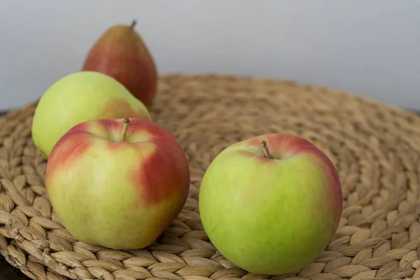 Свіжі Зелені Яблука Плетеній Підкладці — стокове фото