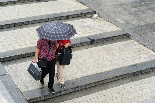镇上下着雨 人们拿着雨伞 斯洛伐克 — 图库照片