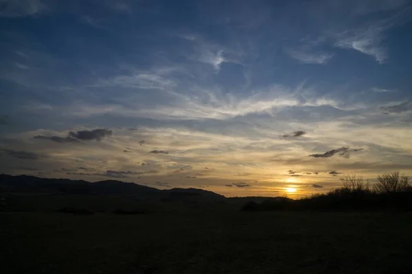 山の空の夕日 夕方のショット — ストック写真