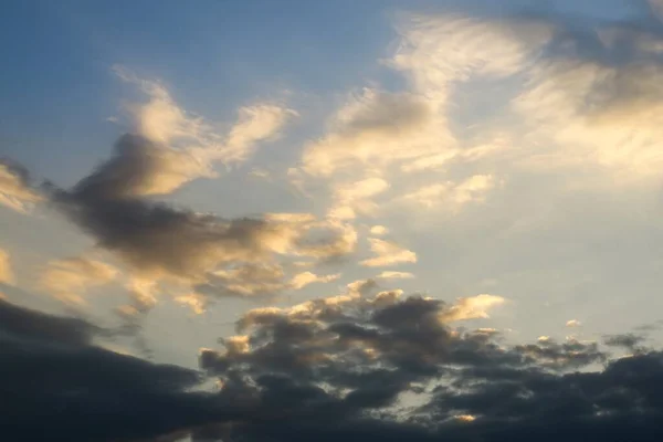Beleuchtete Wolken Blauen Himmel Bei Sonnenuntergang — Stockfoto