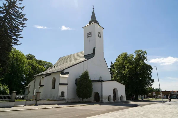 Здание Церковь Город Солнечный День Облаками Небе Словакия — стоковое фото