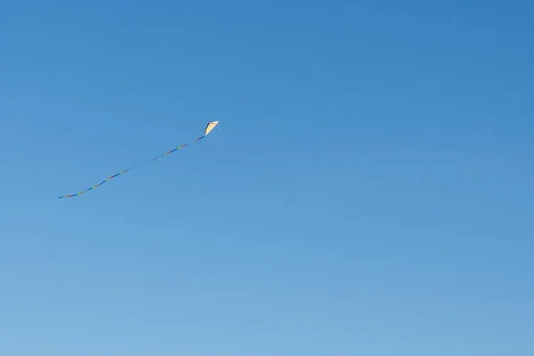 Pipa Voando Céu Azul — Fotografia de Stock