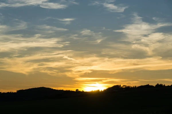 雲を背景に空に沈む夕日 — ストック写真