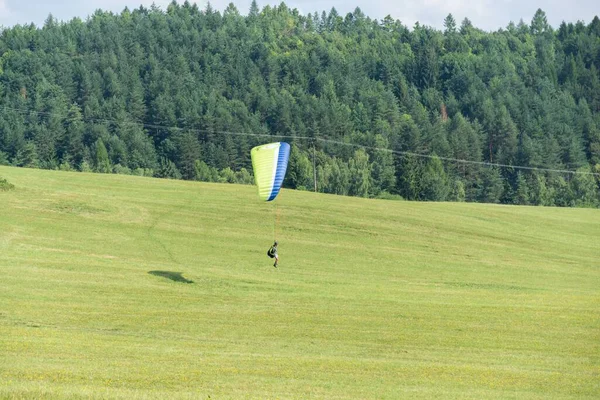 Parapente Volant Dans Les Airs Pendant Coucher Soleil Coloré Slovaquie — Photo