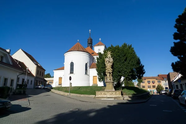 Брно Чехия Сен 2018 Церковь Святого Гиля Статуи Перед Ней — стоковое фото