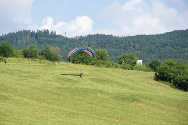 Paraglider Letící Vzduchu Během Barevného Západu Slunce Slovensko — Stock fotografie