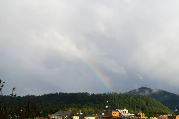 Bewölkter Himmel Über Der Europäischen Stadt — Stockfoto