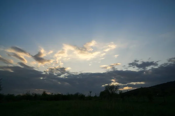 Mooie Blauwe Zonsondergang Hemel Met Verlichte Wolken — Stockfoto