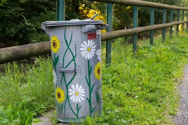 Parktaki çöp kutusu.