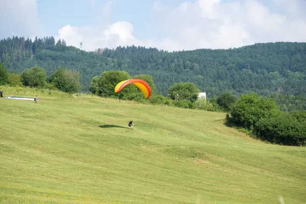 Paraglider Letící Vzduchu Během Barevného Západu Slunce Slovensko — Stock fotografie