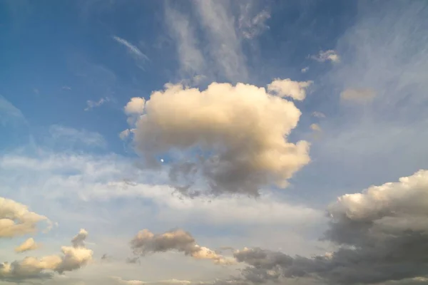 Светящиеся Облака Голубом Небе Закате — стоковое фото