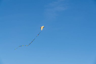 mavi gökyüzünde uçan uçurtma.