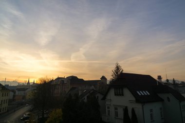 Avrupa kenti üzerinde bulutlu bir gökyüzü