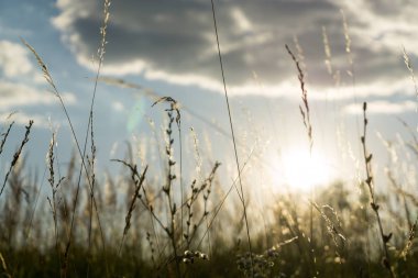 Tepeler ve kasabanın üzerinde gün doğumu ya da gün batımı. Slovakya