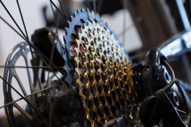 Zilina, Slovakya; 10-Jun-2018. 12 vitesli bisiklet Mtb zincir kaset - altın. Slovakya