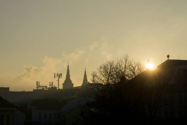 Avrupa kenti üzerinde bulutlu bir gökyüzü