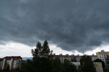 Şehirdeki binaların üzerinde gün doğumu ya da gün batımı. Slovakya