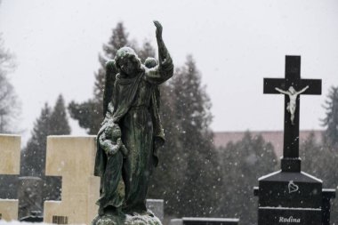 Zilina, Slovakya - 13 Şubat 2018: Kışın karla kaplı bir mezarlık. Slovakya