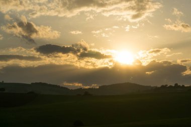 Yeşil dağ çayırı manzarası