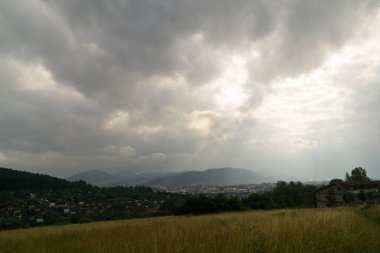 Tepelerde ve kasabada gün batımı. Slovakya