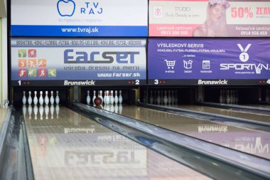 Arka planda bowling salonu ve lobutlar