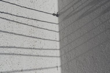 Halatlar balkonda ve beton duvarda 