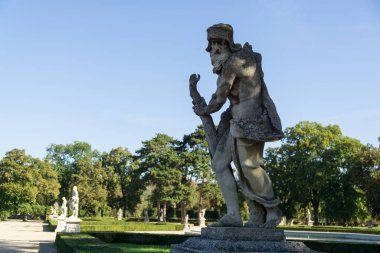 Kayadaki bir adamın taş heykeli.