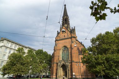 Arka planda şehrin güzel kilisesi