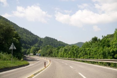 Etrafı yeşilliklerle çevrili güneşli bir yol. Slovakya
