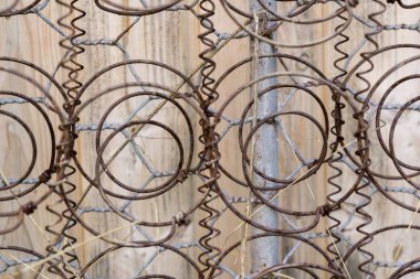 Zincirli ve dikenli telli metal çitler