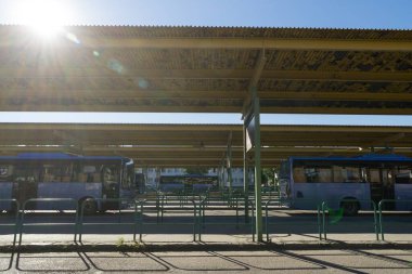 Arka planda havaalanı otobüs durağı