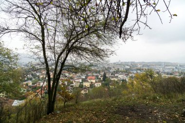 Tepeler ve kasabanın üzerinde gün doğumu ya da gün batımı. Slovakya