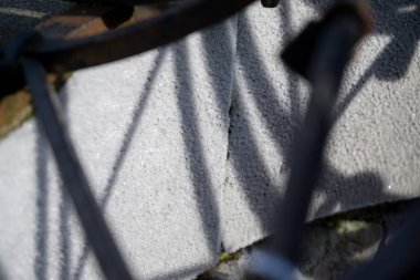 Beton duvar yüzeyinde bisikletin gölgesi