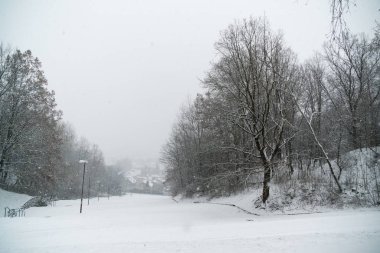 Doğa kış boyunca karla kaplıdır.. 