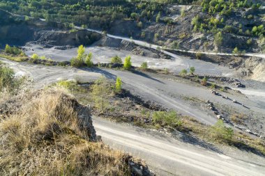Kuru dağ sahnesinde güneş yolu aydınlattı.