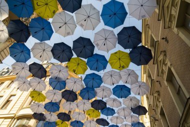 Arka planda şemsiyeler ve mavi gökyüzü