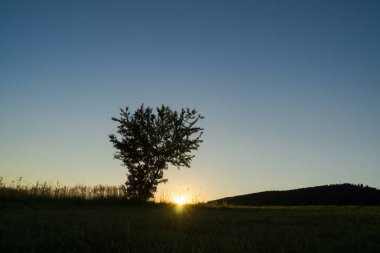 Tepeler ve kasabanın üzerinde gün doğumu ya da gün batımı. Slovakya