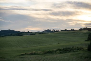 Tepelerde ve kasabada gün batımı. Slovakya