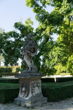 Parktaki taş heykel. 