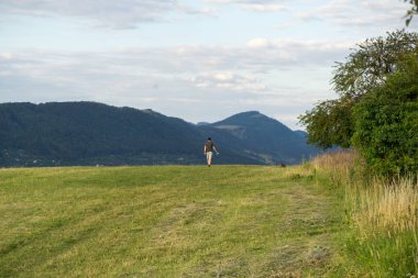 Genç adam dağlarda.