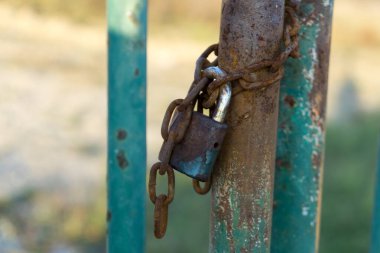 Kapıdaki eski asma kilit ve tel zincir..