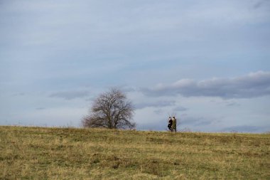 Tarlada yürüyen çift. 