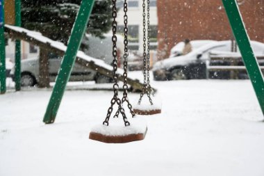 Kış günü kar altında oyun parkı