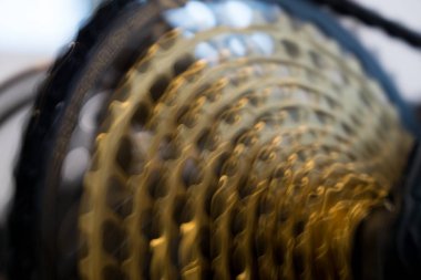 Zilina, Slovakya; 10-Jun-2018. 12 vitesli bisiklet Mtb zincir kaset - altın. Slovakya